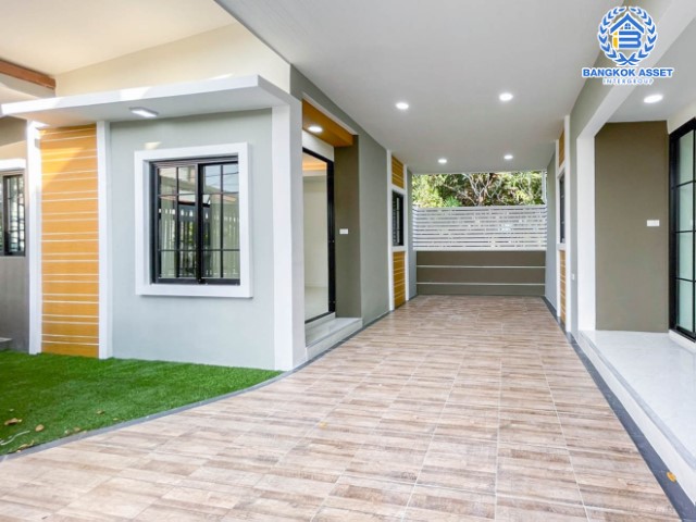 *****บ้านแฝดมือสองชั้นเดียว ย่านนนทบุรี ม.รวยรื่น ติวานนท์  บ้านสวยตกแต่งใหม่เหมือนมือหนึ่ง บนเนื้อที่ 32 ตร.ว. มาพร้อมฟังก์ชัน 3 ห้องนอน 3 ห้องน้ำ จอดรถ 1 คัน  บนทำเลศักยภาพ เชื่อมต่อถนนหลายเส้นทาง ใกล้จุดขึ้นทางด่วนงามวงศ์วาน และ รถไฟฟ้าสถานีกระทรวงสาธารณสุข เติมเต็มด้วยสิ่งอำนวยความสะดวกครบครัน